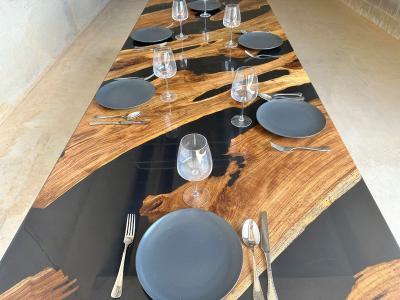 TABLE A MANGER EN TECK ET RESINE NOIRE