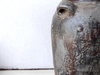 DETAIL OF CERAMIC VASE BLACK WITH WINGS