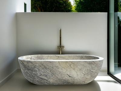 GRAUE MARMORBADEWANNE PORTIER