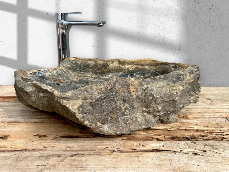 WASCHBECKEN AUS VERSTEINERTEM HOLZ BALI