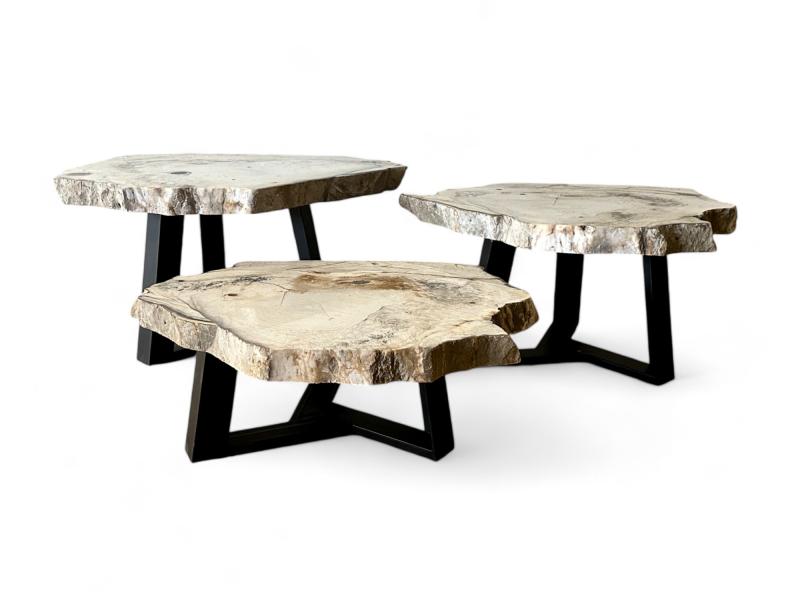 Trois tables d'appoint Saint Germain en ensemble