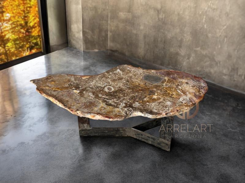 TABLE BASSE EN PIERRE DANS LES TONS ROUGEATRES