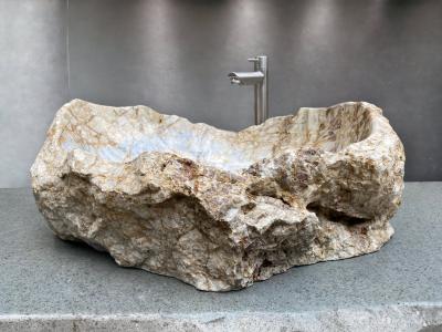 Lavabo in marmo con colori della terra