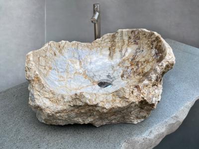 Lavabo in marmo con toni organici