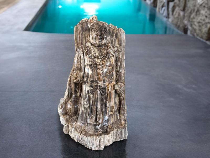 GRANDE SCULPTURE EN BOIS PETRIFIE BOUDDHA HEUREUX