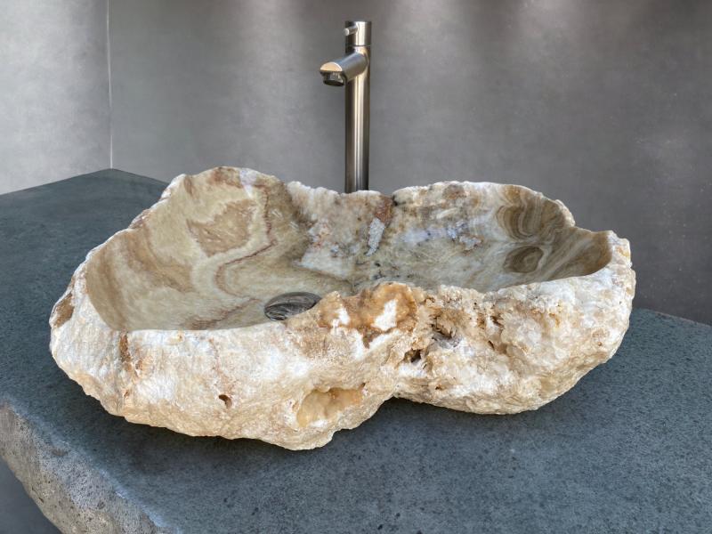 SOPHISTICATED WASHBASIN IN ONYX STONE PRAIANO