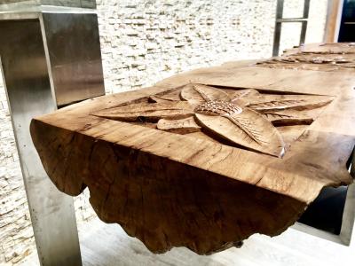 MESA DE COMEDOR DE MADERA TALLADA