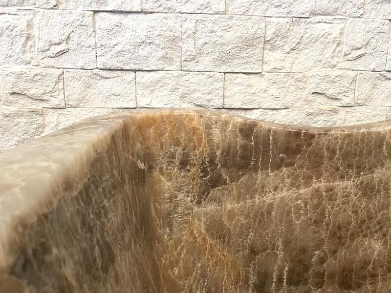 Onyx Stone detail of the Bathtub Positano